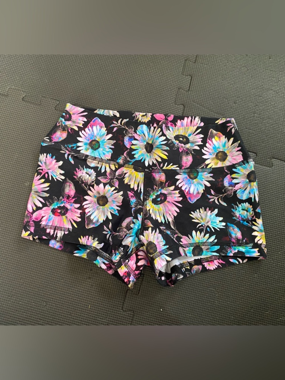 Rok the Box shorts, M